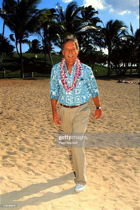 Richard Chamberlain, Hawaii - Urlaub, Palmen, Strand, Orchideenkranz,... News Photo - Getty Images