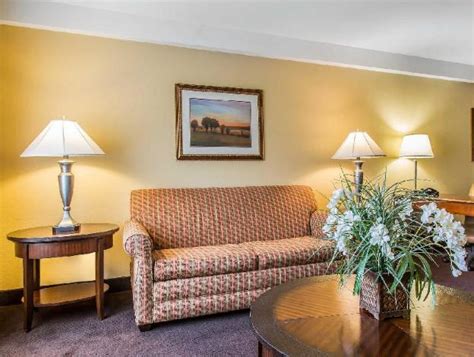 Budget Hotel in Hamden (CT) : Clarion Hotel & Suites Hamden-New Haven ...