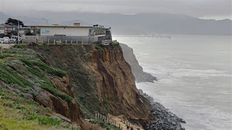 El Niño Storms Put Pacifica Cliff Apartments at Risk - The New York Times