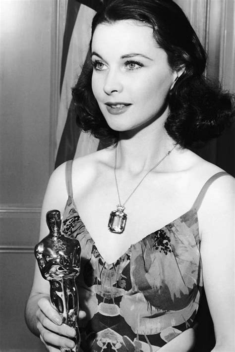 Vivien Leigh with her Academy Award for Best Actress in Gone With the Wind, 1940 | Vivien leigh ...