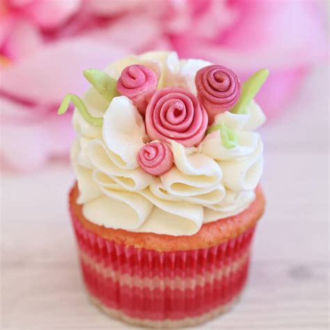 Fondant Rose Cupcakes - SugarHero