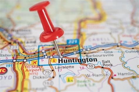 Premium Photo | Huntington, west virginia, road map with red pushpin.