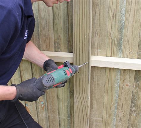 How To Put Up Garden Fence Posts - Putting up Fence posts : With a ...