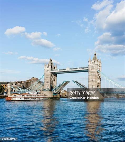 Southbank Pedestrian Bridge Photos and Premium High Res Pictures ...