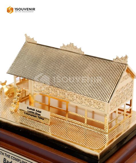 Souvenir Miniatur Rumah Lamin Badak LNG