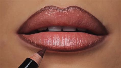 Make Lips Look Bigger Red Lipstick | Lipstutorial.org