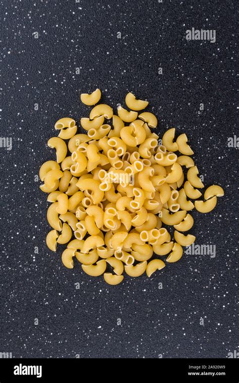 PIle of yellow dried elbow macaroni pasta shapes Stock Photo - Alamy