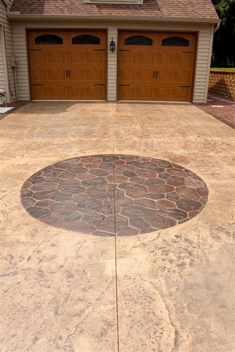 Stamped concrete driveway with stamped/stained circle and border ...