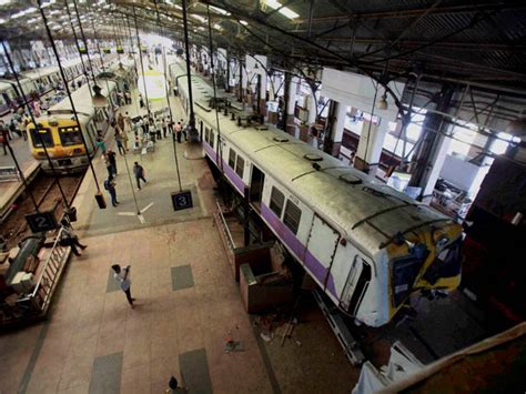 Shocking Viral Video: Mumbai local train jumps onto platform at Churchgate - Oneindia News