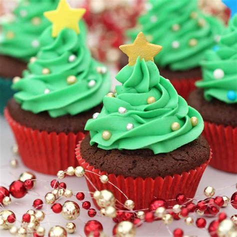 Easy Christmas Tree Cupcakes - Mama Loves to Cook