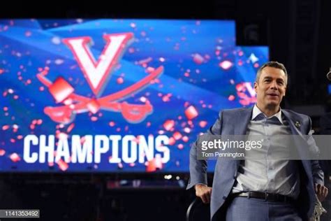 Head coach Tony Bennett of the Virginia Cavaliers celebrates with his ...