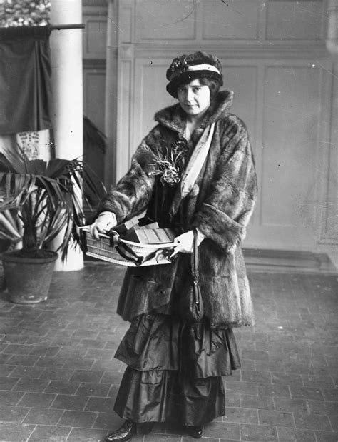 When Wearing Fur Was De Rigueur in London (1900 - 1950) - Flashbak