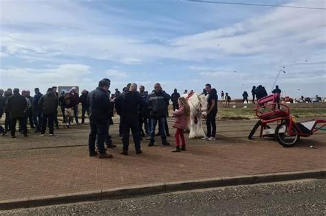 Crowds gather on Blackpool Promenade despite council telling people to stay away - LancsLive