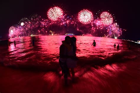 Why Do We Kiss At Midnight On New Year's Eve? 5 Facts About This ...