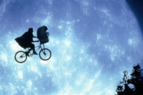 ET's moon cycle voted the most memorable movie scene from 100 years of film | Irish Independent