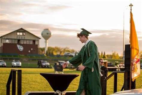 High schoolers in Minnesota come up with creative solutions for graduation - Bring Me The News