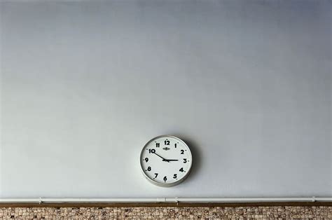 round, white, wall clock reading, 2:50, analog clock reading, o'clock, clock, wall | Piqsels