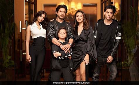 Shah Rukh-Gauri Khan And Kids Aryan, Suhana, AbRam In A Perfect Family Pic. Internet Is Thrilled