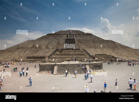 Aztec temples at Teotichuacan outside Mexico City Stock Photo - Alamy