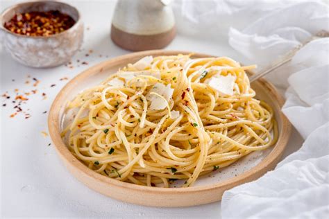Spaghetti aglio e olio - Nicky's Kitchen Sanctuary