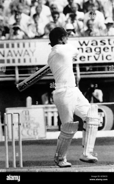 Australias dean jones batting 10 7 89 hi-res stock photography and ...