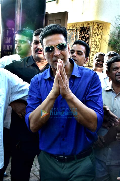 Akshay Kumar celebrates his birthday at his residence in Mumbai ...