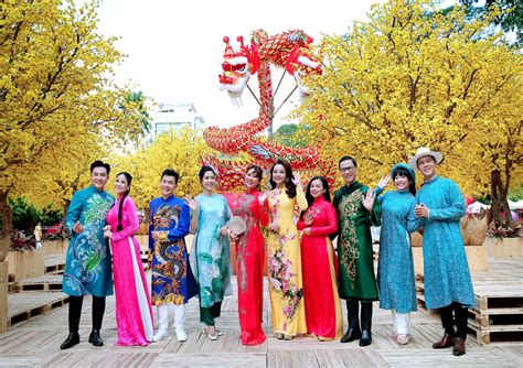 Artists enthusiastically celebrate Vietnamese Tet festival - Vietnam.vn