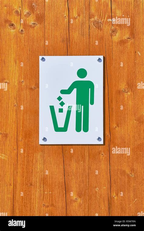 Dustbin sign closeup Stock Photo - Alamy