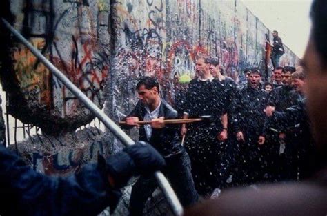 Dismantling of the Berlin Wall in 1989. : r/OldSchoolCool