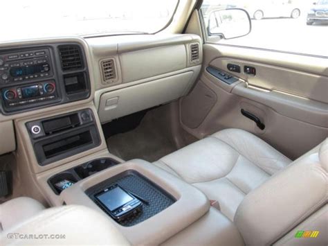 Tan/Neutral Interior 2004 Chevrolet Suburban 1500 LT Photo #49561646 | GTCarLot.com