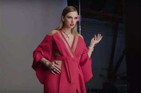 Taylor Swift's Video Outfits: 'Look What You Made Me Do' and More ...