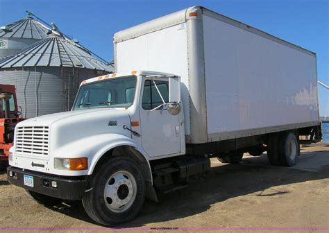 1999 International 4700 box truck in Janesville, IA | Item A7506 sold | Purple Wave