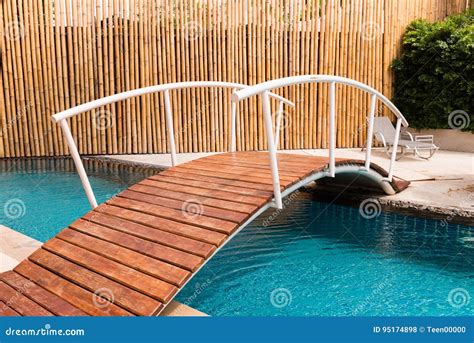 imagens de stock Ponte Sobre Piscina - Baixe 69 Royalty Free