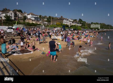 British beach scene in Leigh on Sea, Essex, UK Photo: pixstory Stock ...