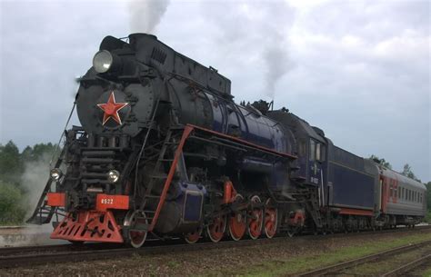 Russian steam locomotive to take to fountains opening ceremony in Peterhof