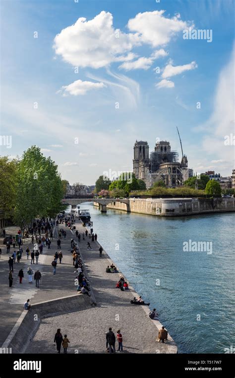 Notre dame fire 2019 hi-res stock photography and images - Alamy