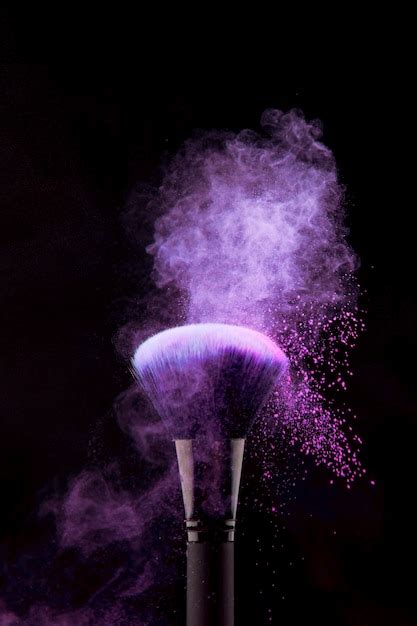 Splash of purple powder on makeup brush | Free Photo