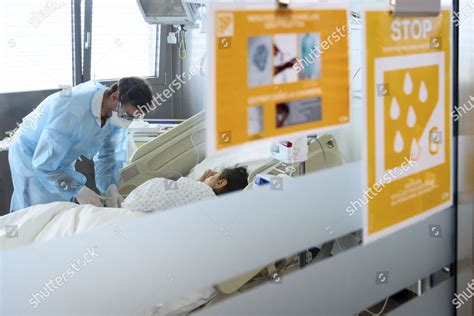 Medical Worker Treats Patient Covid19 Covid19 Editorial Stock Photo ...