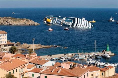 15 Jaw-Dropping Photos Of The Costa Concordia Disaster | This is Italy