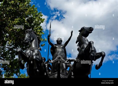 Boudica statue in london hi-res stock photography and images - Alamy