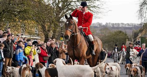 Boxing Day hunts: Thousands gather at controversial meets as protesters ...