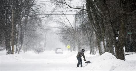 Wisconsin weather: Spring blizzard dumps record snow, upends travel