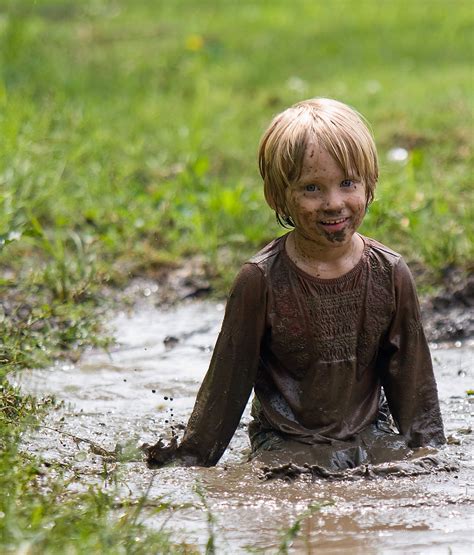 child playing in the mud - Scheiss Weekly