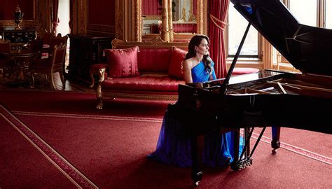 Kate Middleton apre l'Eurovision 2023 al pianoforte in abito da sera