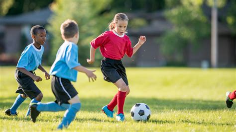4 Reasons to Encourage Your Kids to Play Sports Regularly