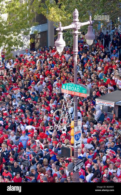 Philadelphia Phillies fans celebrating Phillies World Series victory ...