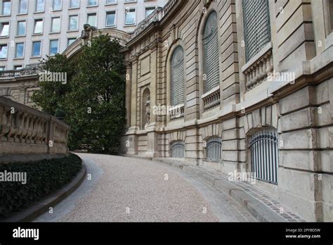 garden of a mansion in paris in france Stock Photo - Alamy