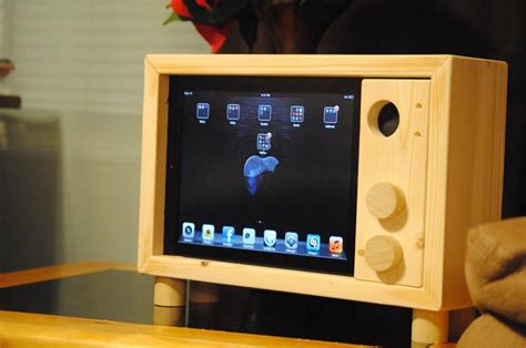 Handcrafted Retro TV Styled iPad Stand | Gadgetsin
