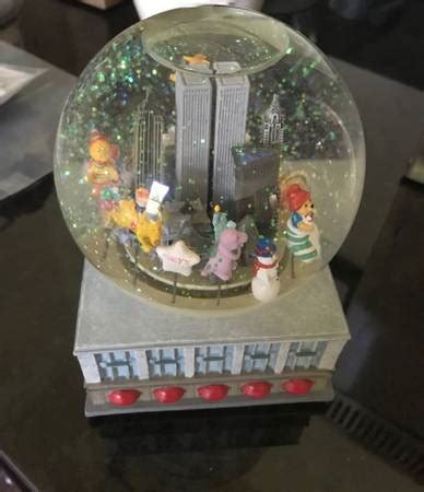 Macy’s Thanksgiving Day Parade 1999 Snow globe - World Trade Center $40 | Apartments For Rent ...