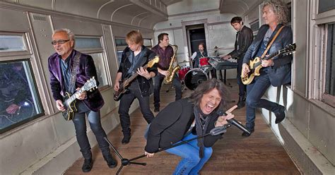 Premiere: Foreigner's 'Juke Box Hero' live